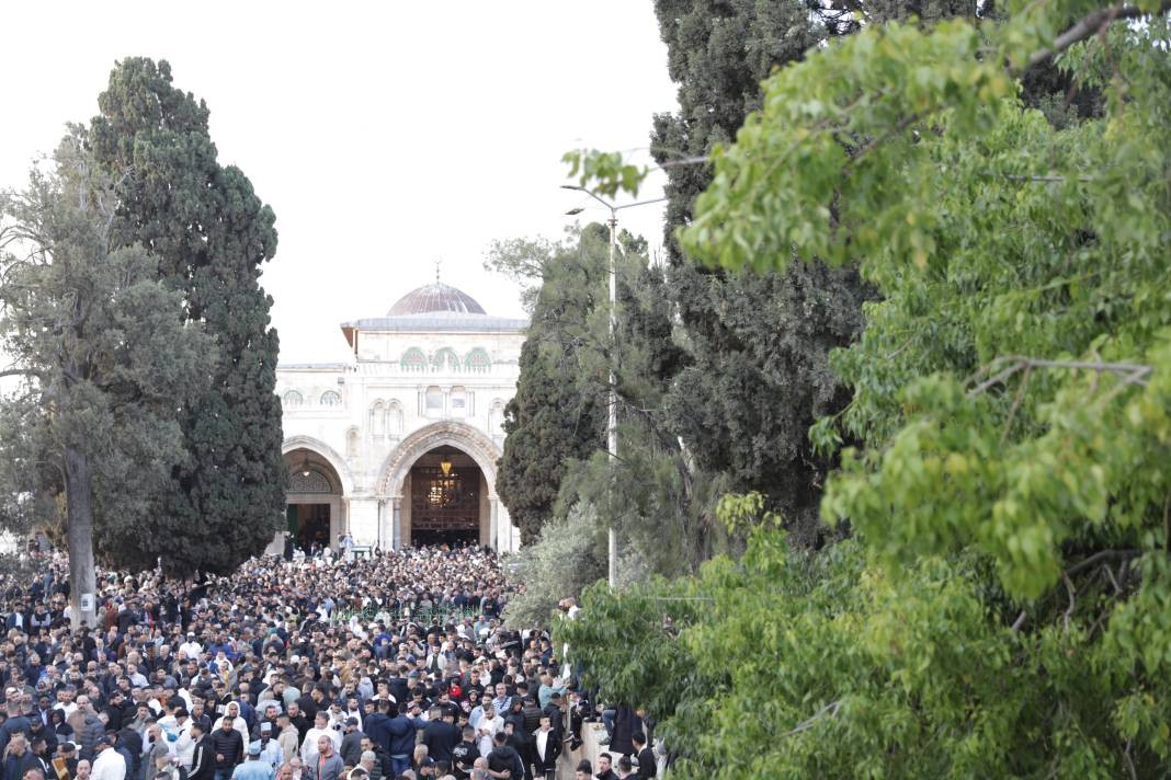 İsrail’in kısıtlamalarına rağmen akın ettiler: 120 Bin Filistinli Mescid-i Aksa’da saf tuttu - Resim: 43